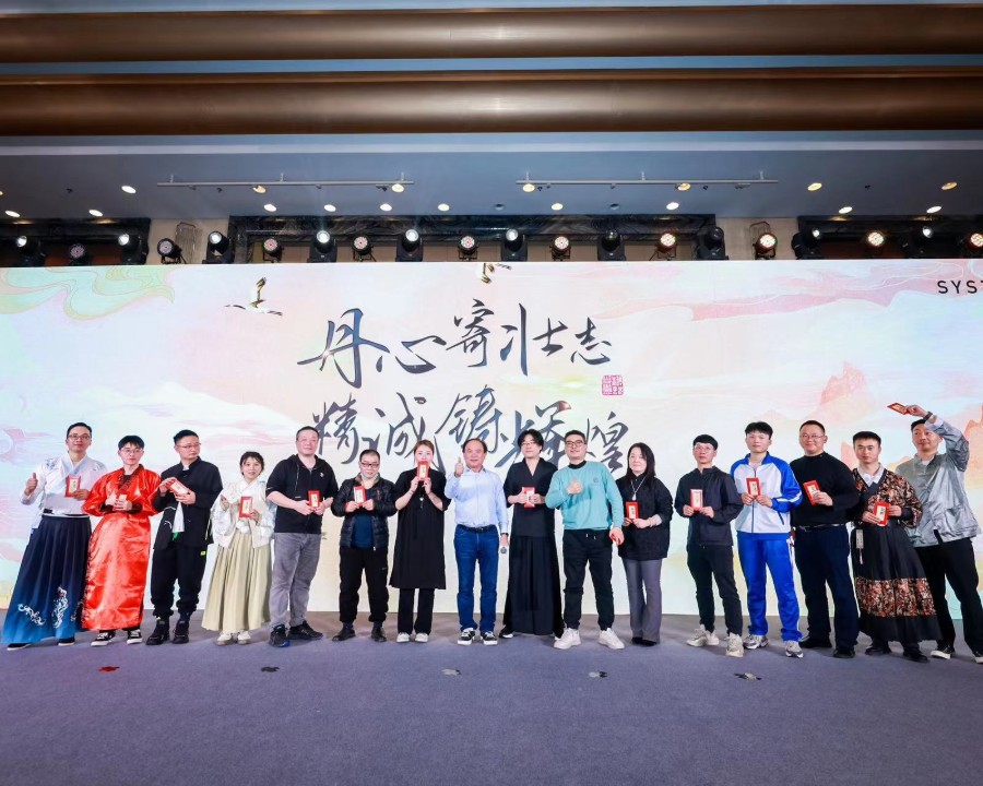 丹心寄壯志，精誠(chéng)鑄輝煌